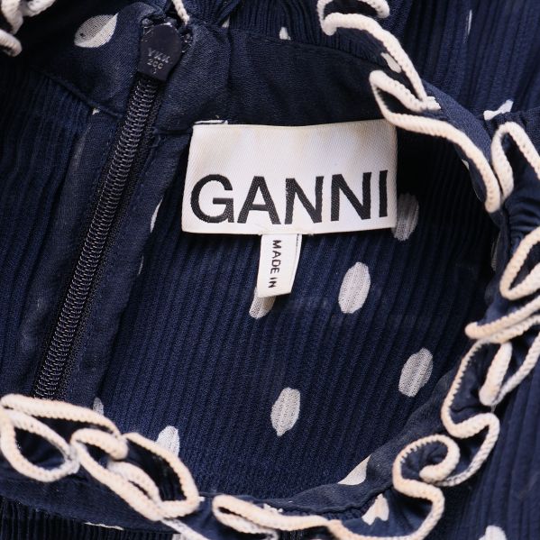 Närbild på Ganni-varumärkets etikett i blusen