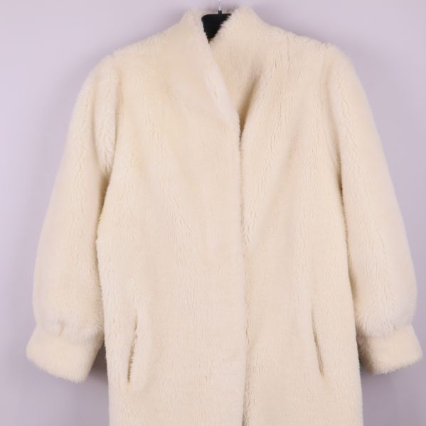 Vit vintagekappa framsida, tydlig struktur och stängning