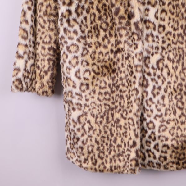 Detaljbild på nederkanten av leopardmönstrad fuskpäls