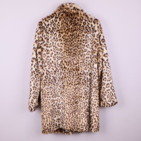 Baksida av leopardmönstrad fuskpälsjacka i helbild