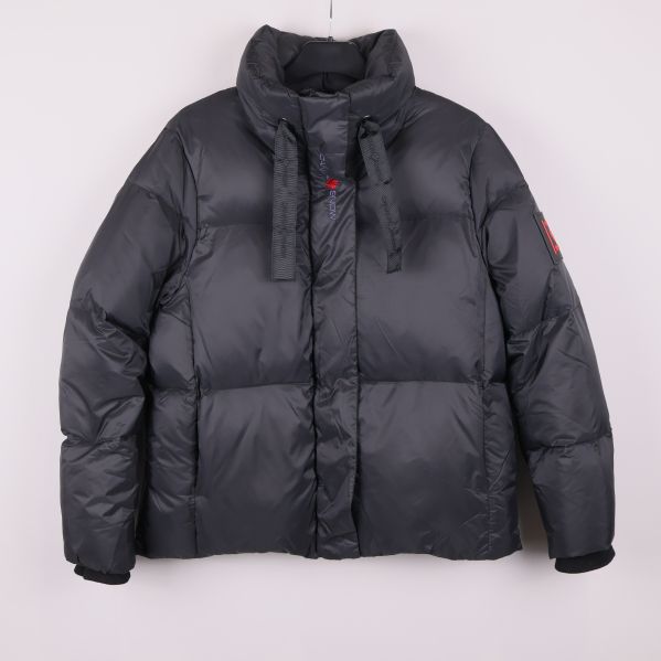 Dunjacka med hög krage fotad framifrån