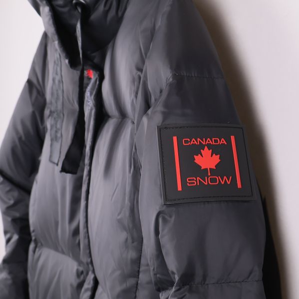 Detaljbild av ärmen med Canada Snow märke