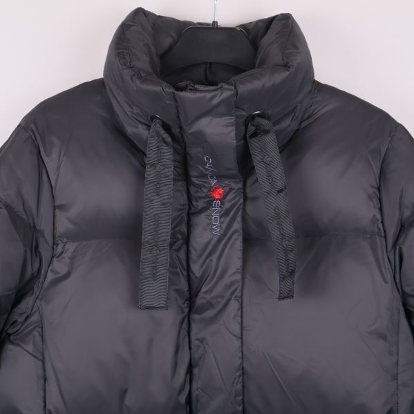 Närbild på kragen och knytband på jackan