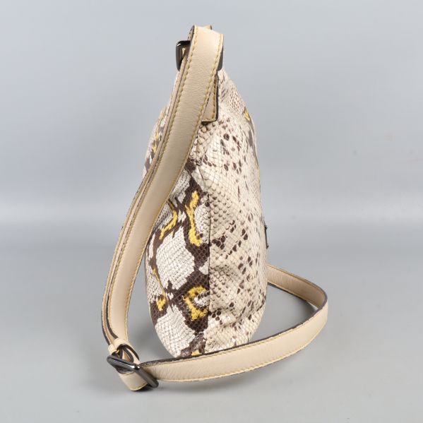 Väska sedd från sidan med beige rem