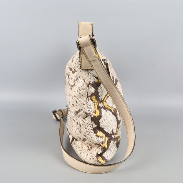 Axelremsväska sedd från andra sidan