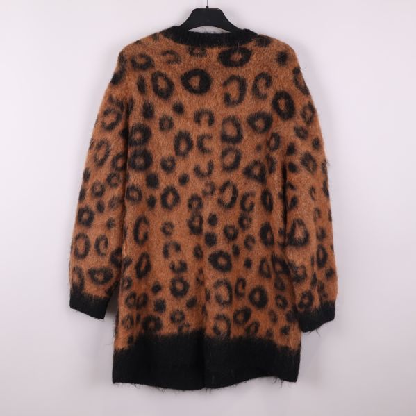 Ryggsida av brun kofta med svart leopardmönster