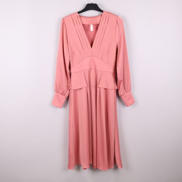 Rosa långärmad klänning med plisserad V-ringning 