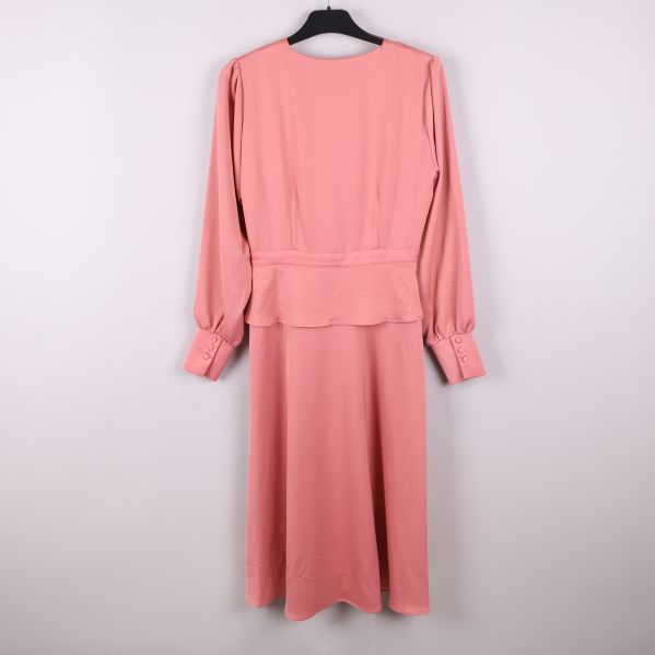 Baksida av rosa långärmad klänning med markerad midja