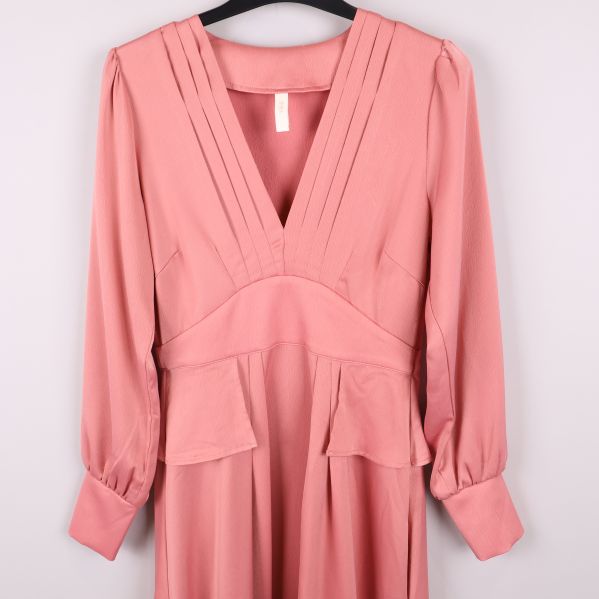 Närbild på livet och ärmslut på rosa klänning