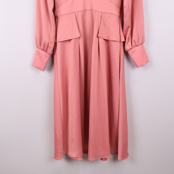 Nederdel och fåll på lång rosa klänning