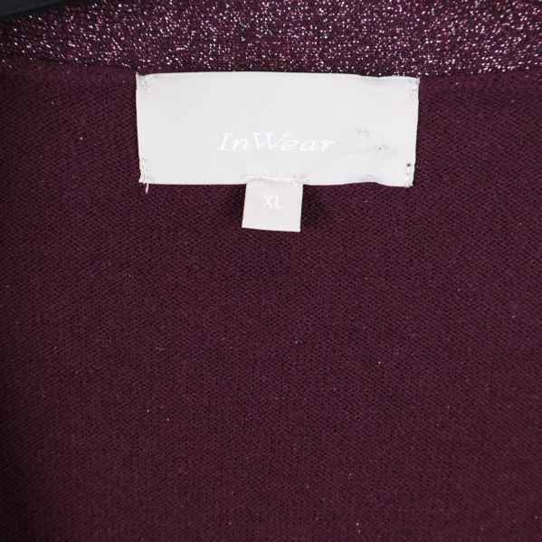 Närbild på etikett från InWear XL i glittrig kofta