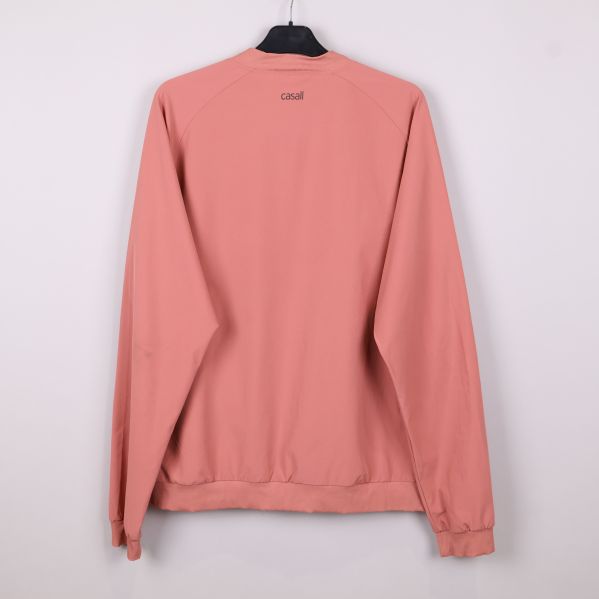 Jackans baksida med diskret logotyp vid nacken