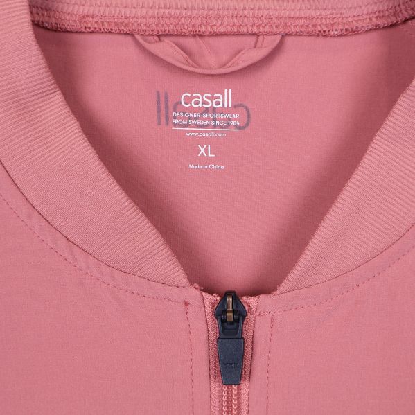 Närbild på märkning och dragkedja vid halsen