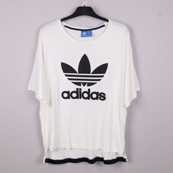 Vit adidas t-shirt med svart logotyp framtill