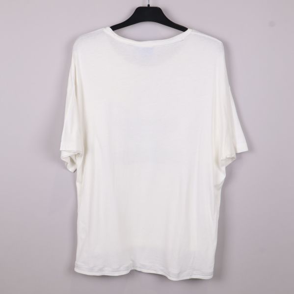 Baksidan av vit oversized t-shirt utan tryck