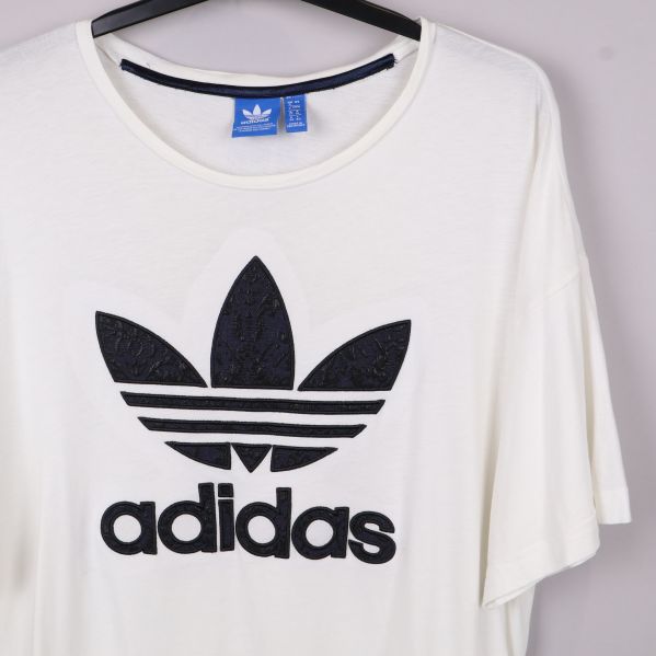 T-shirt med svart adidas logotyp i närbild