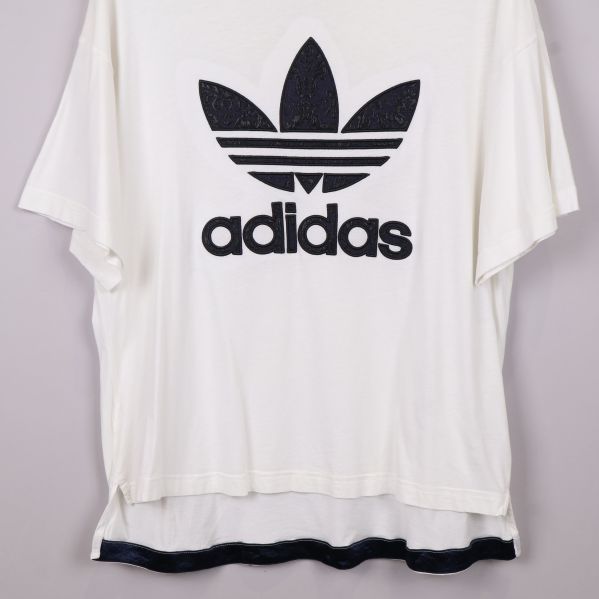 T-shirtens nederkant med kontrastfärg