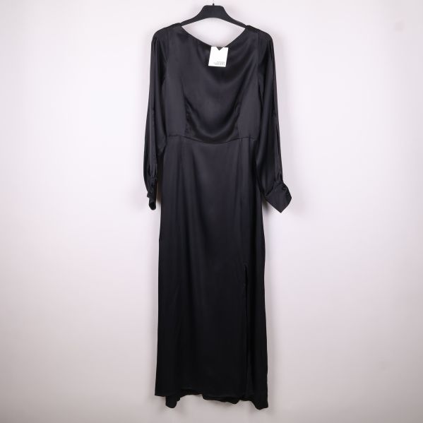 Svart långärmad klänning med rund hals