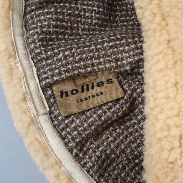 Närbild på etikett inuti hatt med texten hollies leather