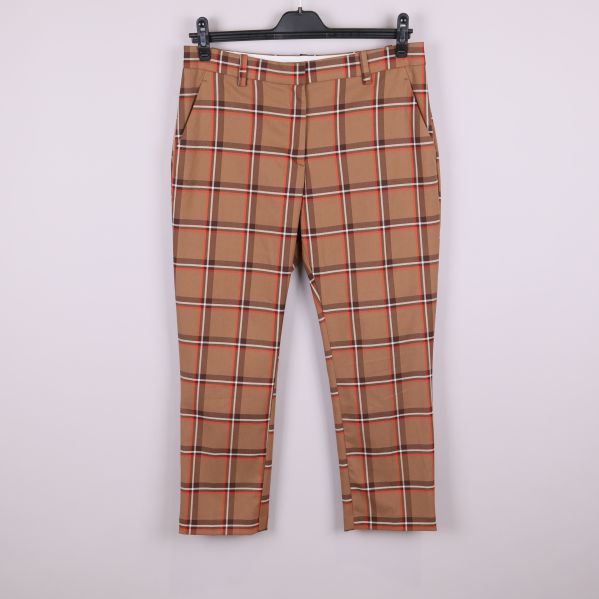 Rutiga byxor framifrån med klassiskt mönster och bälteshällor