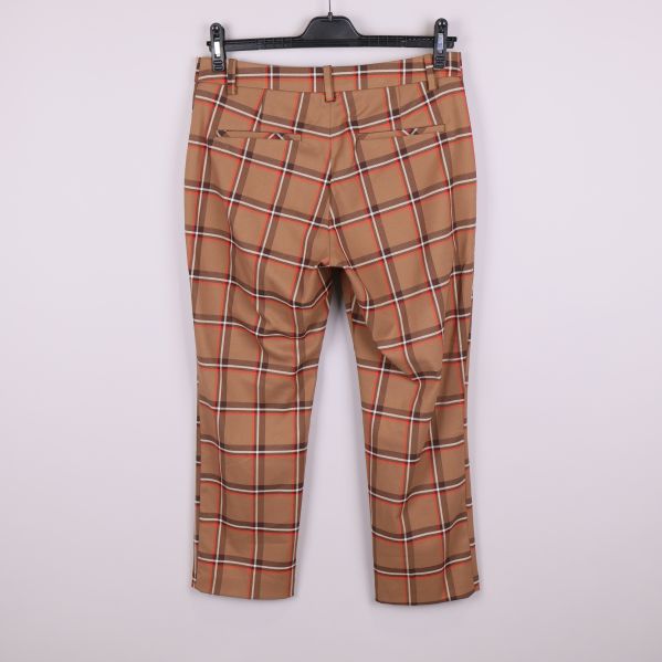 Byxor i rutigt mönster bakifrån med passpoalfickor