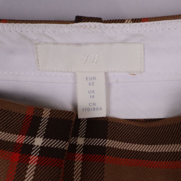 Storleksetikett visar EUR 42 i vitt foder