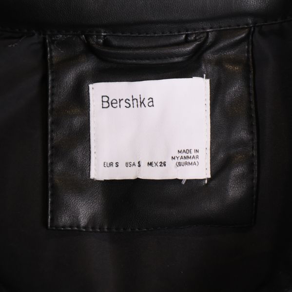 Inre tygmärke med Bershka-logga och storleksangivelse