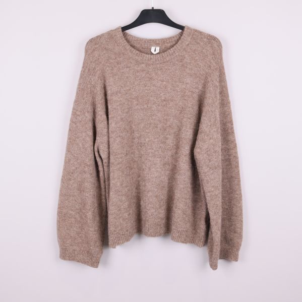 Stickad beige tröja framifrån
