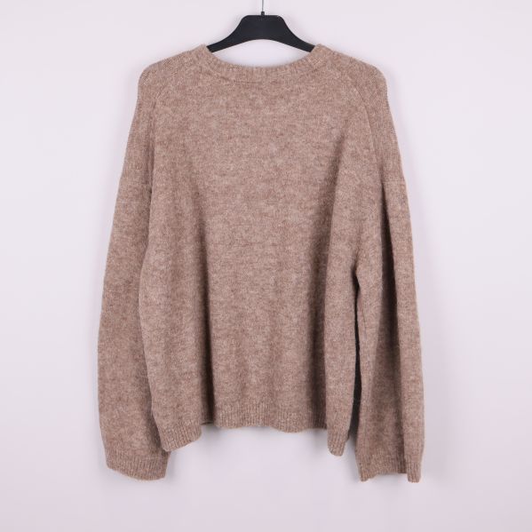 Stickad beige tröja bakifrån 
