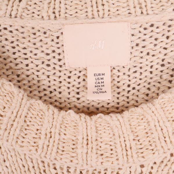 Närbild på krage och storleksetikett