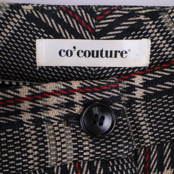 co'couture varumärkesetikett ovanför byxficka