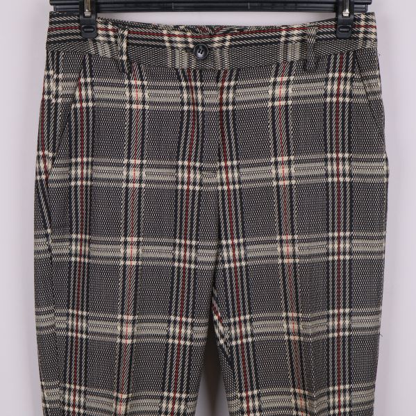 Närbild av midja och fickor på rutiga byxor