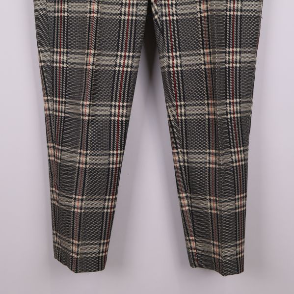 Närbild av byxbenens avslut med rutigt tyg