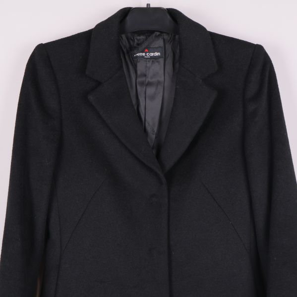 Närbild på kappans övre del och krage