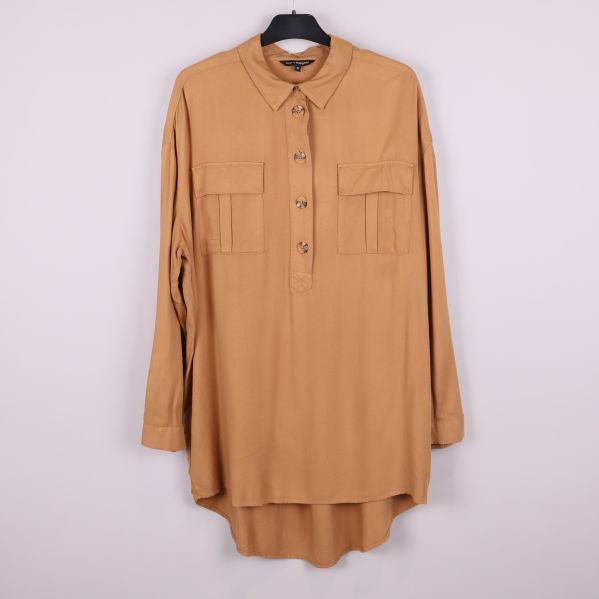 Beige långärmad skjorta på galge med bröstfickor