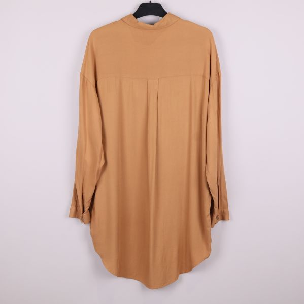 Baksidan av beige skjorta med lös passform