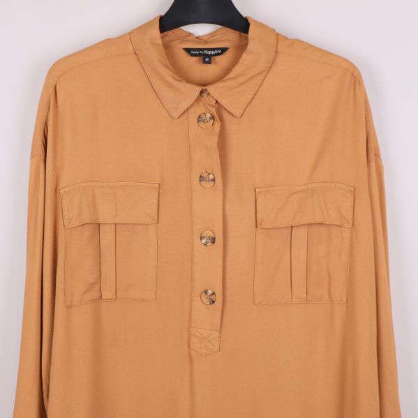 Framsidan av skjortan med fyra knappar och två fickor