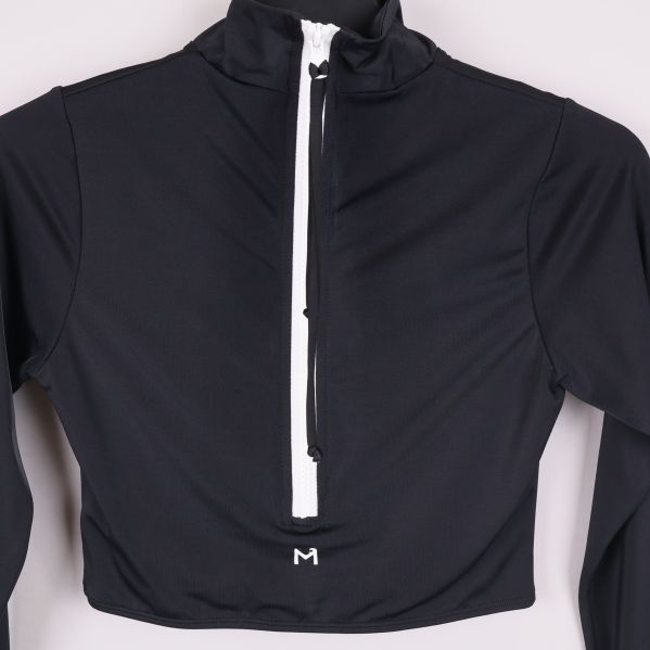 Närbild av baksidan på svart bikinitopp och vit dragkedja