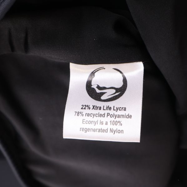 Materiallapp som visar 22% Lycra och 78% återvunnen polyamid