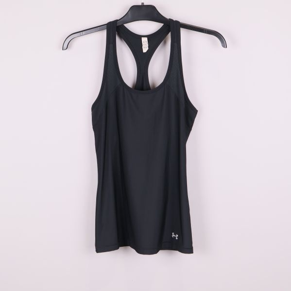 Svart sportlinne med brottarrygg framifrån