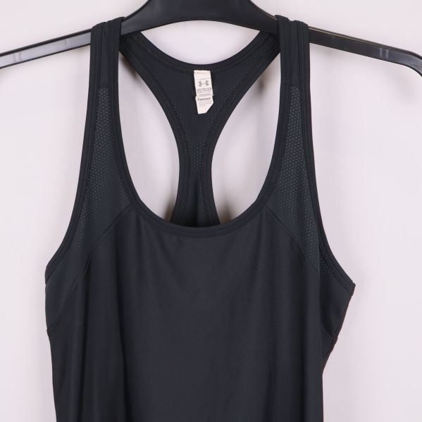 Detaljbild på axel och ryggparti med mesh på svart linne