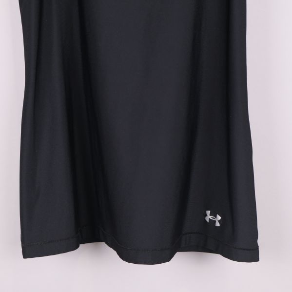 Närbild på nedre delen av linnet med Under Armour-logotyp