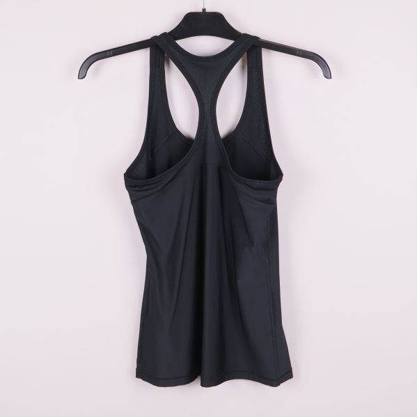 Baksida av svart sportlinne med brottarrygg