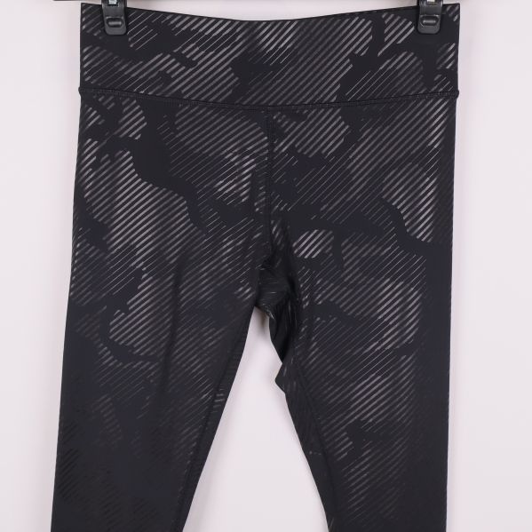 Närbild på midjan och mönstret på leggingsen framifrån