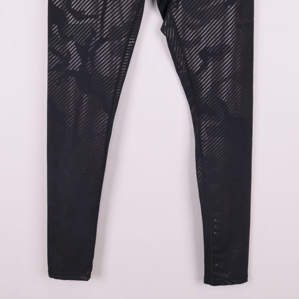 Ben och sömmar på svarta mönstrade leggings