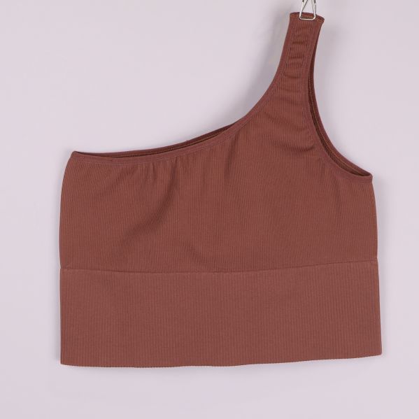 Baksidan av brun sporttopp med en axelband