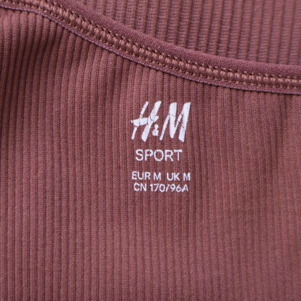 Logga och storleksinformation tryckt på brun ribbad topp