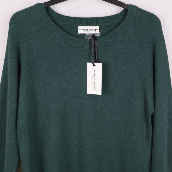 Närbild på tröjans halsringning och axelområde