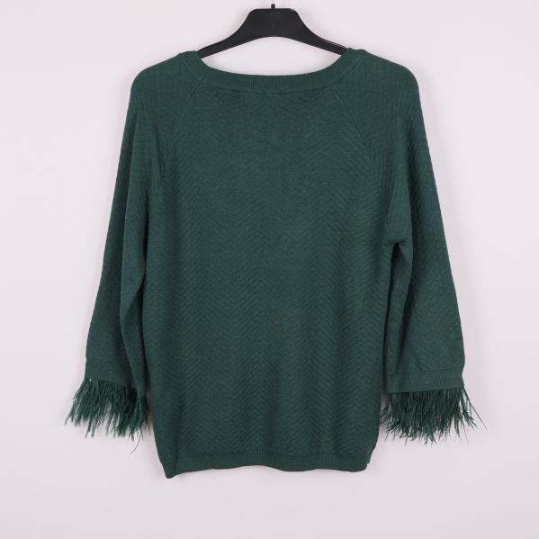 Mörkgrön stickad tröja med fransar på ärmarna bakifrån