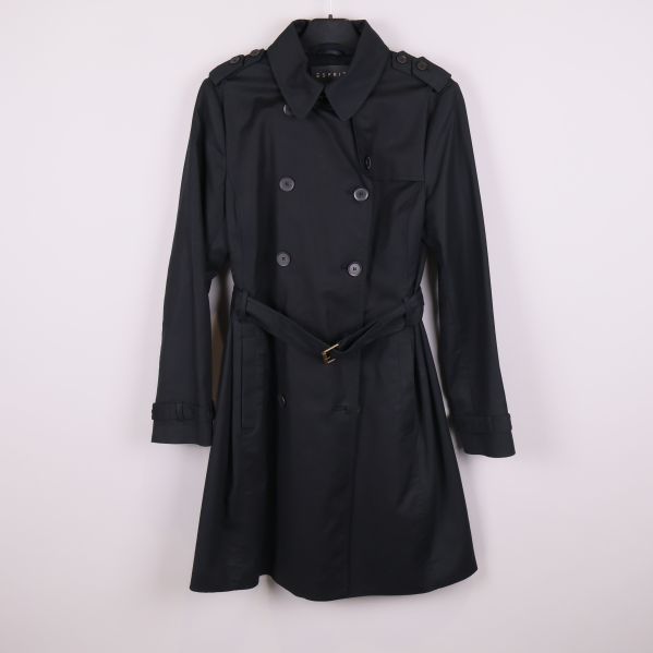 Svart trenchcoat med bälte och dubbelknäppning 